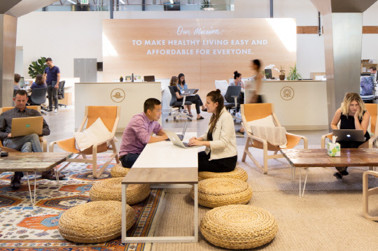 11일 미국 캘리포니아주에 위치한 스라이브 마켓 본사에서 직원들이 근무하는 모습 <GS리테일 제공>